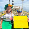 Advogada leva filho a ato em defesa de Bolsonaro no Farol da Barra imagem