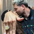 Anitta surge com anel de noivado e J Balvin comemora momento imagem