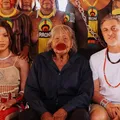 Anitta vira piada ao visitar aldeia indígena: “Rebolar pros índios” imagem