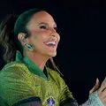 Após receber presentes da CBF, Ivete promete: “Vou fazer um leilão” imagem