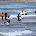Ataque de tubarão mata surfista e fecha praias no norte de Sydney imagem