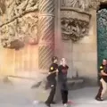 Ativistas jogam tinta na fachada da Sagrada Família de Barcelona imagem