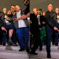 Bolsonaro vai a culto evangélico e tenta esconder tornozeleira; veja imagem