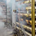 Bombeiros atuam para extinguir focos de incêndio no Comércio imagem