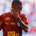 Bruxa tá solta! Ademir deixa o campo chorando após sentir a coxa; veja imagem