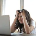 Burnout: conheça 5 maneiras de evitar a síndrome e cuidar da saúde imagem