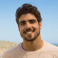 Caio Castro surpreende ao assumir namoro com ex-atriz da Globo imagem