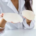 Câncer raro associado a implante de silicone: saiba quando se preocupar imagem
