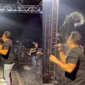 Cantor sai sangrando ao ser atingido por lata em show imagem