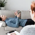 Cantora oferece terapia de graça para funcionários durante turnê imagem