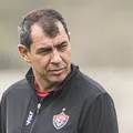 Carille destaca conhecimento do elenco e projeta retomada do Vitória imagem