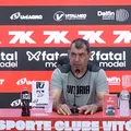 Carille se irrita com jornalista após ser confundido com Carpini imagem