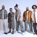 Celebrando 20 anos, Maneva faz revelação sobre música famosa: "A dedo" imagem