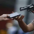 Celular furtado pode virar porta de entrada para golpes; veja como se proteger imagem