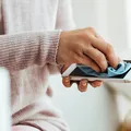 Celular sujo pode ser foco de doenças; veja como higienizar direito imagem