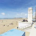 Cidade multa em quase R$ 1 mil quem usar trajes de banho fora da praia imagem