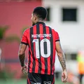 Com dores, meia é dúvida no Vitória para enfrentar o Palmeiras imagem