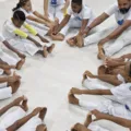 Como crianças de Salvador aprendem capoeira em aulas gratuitas imagem