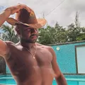 Davi Brito abaixa a calça, fica de sunga e detalhe chama atenção imagem