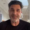Edu Guedes cai no choro ao atualizar estado de saúde imagem