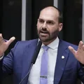 Eduardo Bolsonaro abre mão de mandato para ficar no exterior imagem