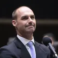 Eduardo Bolsonaro mira cargo de secretário para manter mandato imagem