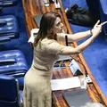 Ex-aliada de Bolsonaro, senadora é vaiada em show e reação surpreende imagem