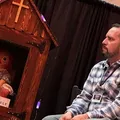 Fatalidade ou maldição? Investigador paranormal morre em turnê com Annabelle imagem