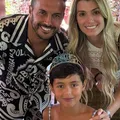 Filho de jogador sofre ataques na web após usar vestido em festa imagem