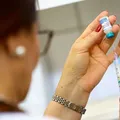Governo Trump corta verba e ameaça vacinas contra câncer e HIV imagem