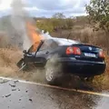 Homem resgata duas pessoas de carro em chamas após colisão na Bahia imagem
