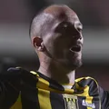 Jogador do The Strongest é atingido por fogos de artifício; assista imagem