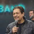 Jornalistas da Globo quebram protocolo com notícia triste sobre Faustão imagem