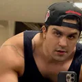 Luan Santana tenta comer calcinha em show e web reage imagem