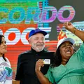 Lula anuncia R$ 3,7 bi para atingidos por lama da barragem em Mariana imagem