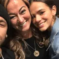 Mãe de Neymar reage a post de cantor com Bruna Marquezine imagem