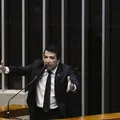 Magno Malta se acorrenta à mesa do Senado e protesta: "Só saio daqui morto" imagem