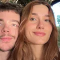 Marido de Sasha se irrita com críticas sobre a modelo imagem