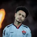 Matheuzinho fala em "não abaixar a cabeça" após derrota do Vitória imagem