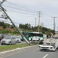Número de colisões de veículos em postes cresce 8% no primeiro semestre na Bahia imagem