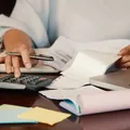 Número de jovens que buscam negociar dívidas cresce 62,1% imagem