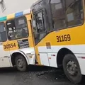 Ônibus batem de frente e deixam quatro feridos em Salvador; veja vídeo imagem