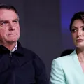 Operação contra Bolsonaro: Michelle posta salmo e Flávio fala em "humilhação" imagem