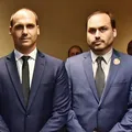 PF investiga filhos de Bolsonaro por transações milionárias suspeitas imagem