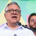 Padilha diz ser "ato covarde" cancelamento de vistos da filha e esposa imagem