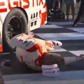 Piloto da Nascar sofre queda e quebra clavícula ao comemorar vitória imagem