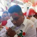 Prefeito se casa com jacaré em ritual tradicional imagem