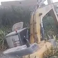Prefeitura de Seabra é acusada de crime ambiental após escavadeira afundar imagem