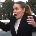 Repórter da Record tem celular roubado ao vivo; veja imagem