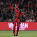 VÍDEO: Deadpool aparece em amistoso de futebol e rouba a cena imagem